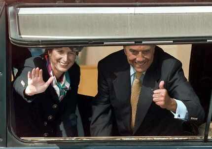 Republican presidential candidate Bob Dole flashes a thumps-up as he and New Jersey Gov....