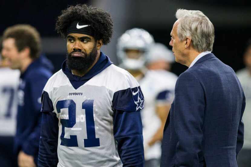 Cowboys running back Ezekiel Elliott (21) talks with Rich Dalrymple, senior vice president...