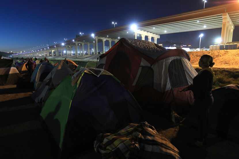 Delia Corina Brito Mendoza, 20, from Venezuela, set up a tent at a camp on the Mexican side...