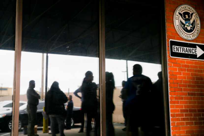 Familiares esperaban en las afueras de un centro de procesamiento de ICE en Dallas a la...