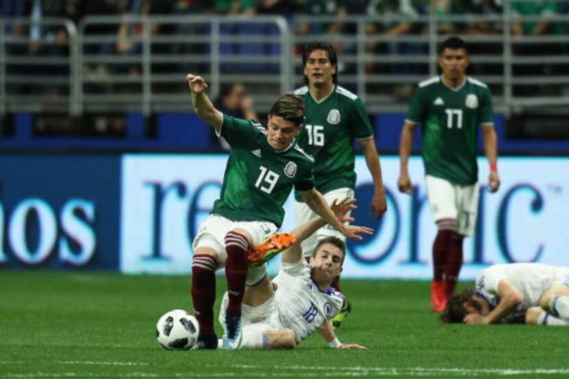 Jonathan González (19) tuvo su debut con México en el triunfo 1-0 sobre Bosnia-Herzegovina...