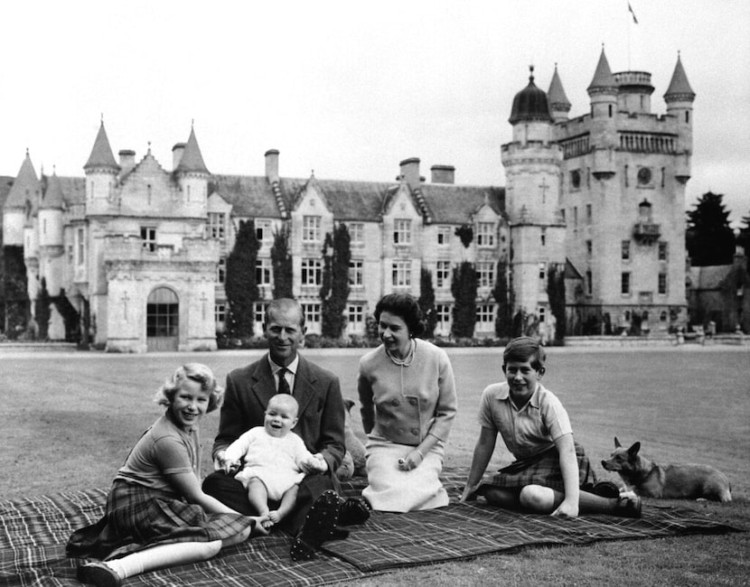 En esta foto de septiembre de 1960, la reina Isabel II de Gran Bretaña, el príncipe Felipe y...