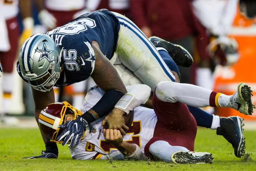 Dallas Cowboys defensive tackle David Irving (95) sacks Washington Redskins quarterback Alex...