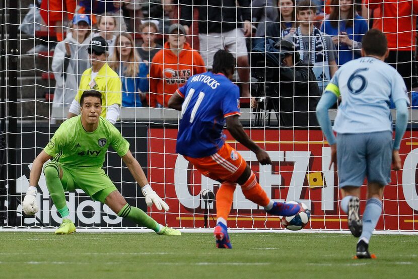 FC Cincinnati forward Darren Mattocks (11) scores against Sporting Kansas City goalkeeper...