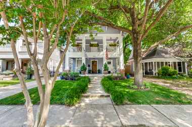 Front exterior of Prairie-style house in Dallas