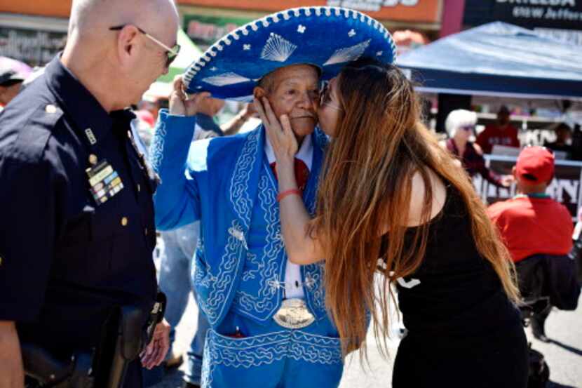 Deborah Luna le da un beso a Juan Palacio, de 86 años, luego de tomarse una foto con él...