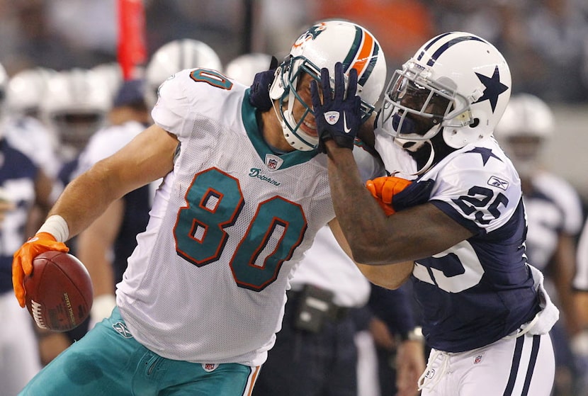 Former Dallas Cowboy tight end Anthony Fasano (80) of the Miami Dolphins can't shake Dallas...