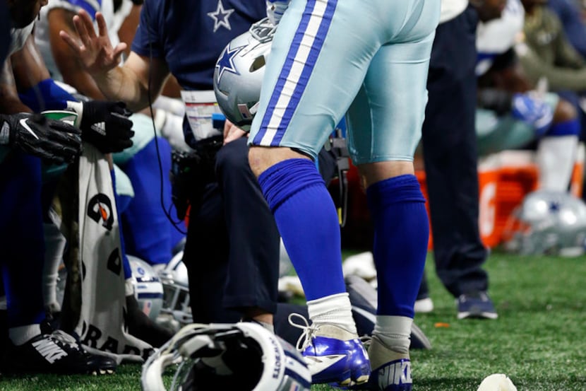 Dallas Cowboys middle linebacker Sean Lee (50) came back to the sideline after sustaining an...