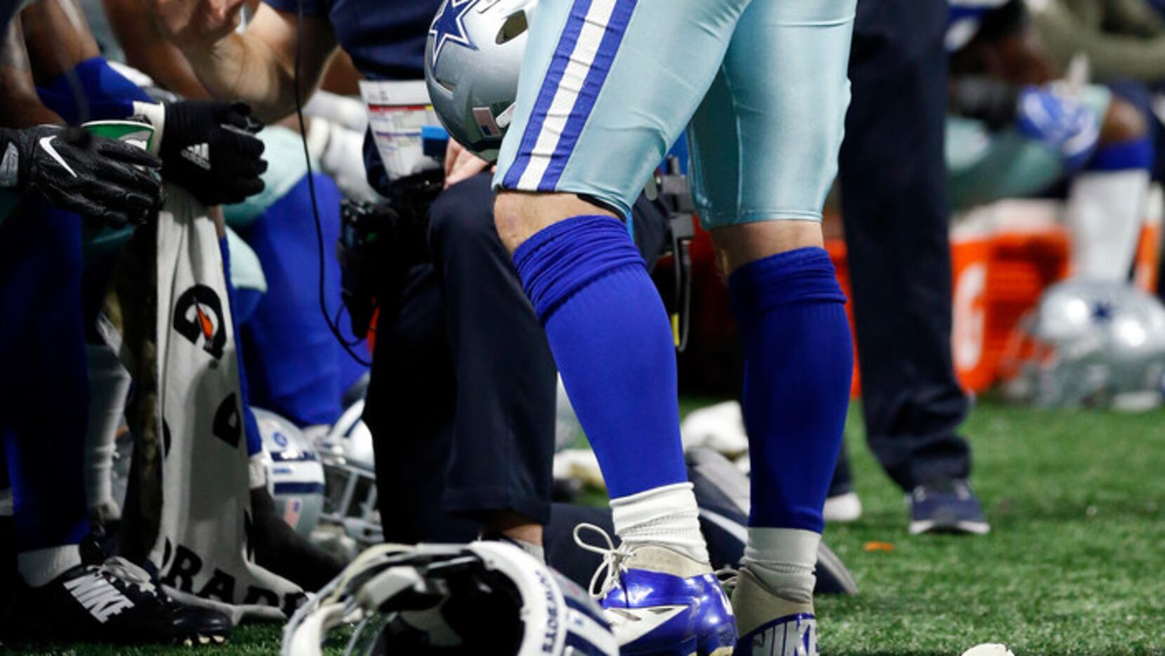 Dallas Cowboys middle linebacker Sean Lee (50) came back to the sideline after sustaining an...