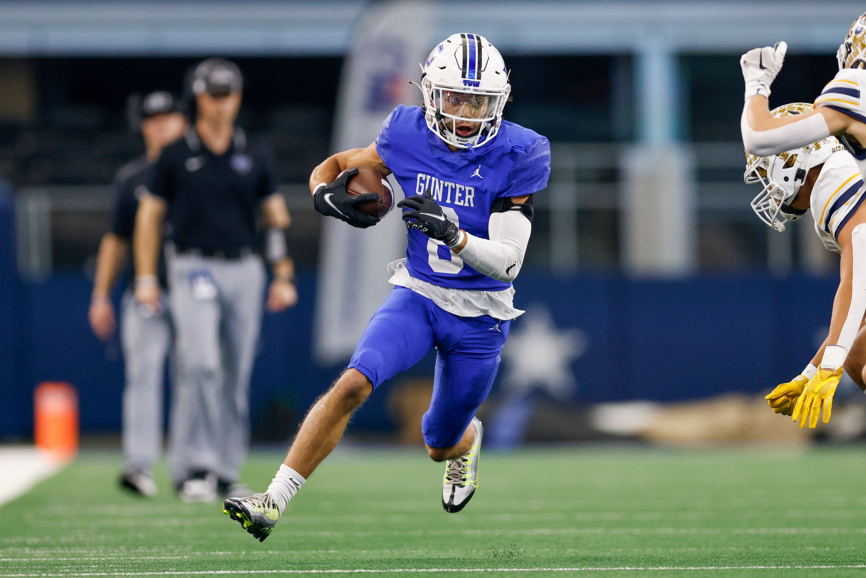 Gunter running back Ethan Sloan (8) runs after a catch during the first half of the Class 3A...