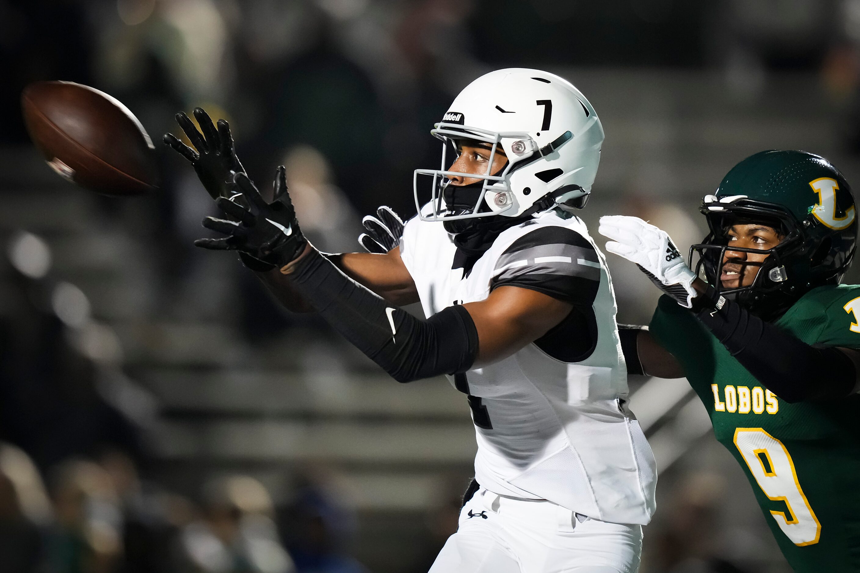 Mansfield Timberview wide receiver Savion McKinnon (7) catches a 25-yard touchdown pass as...