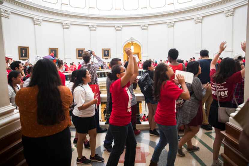 Cientos se manifiestan dentro del capitolio de Texas, en Austin, protestando contra la...