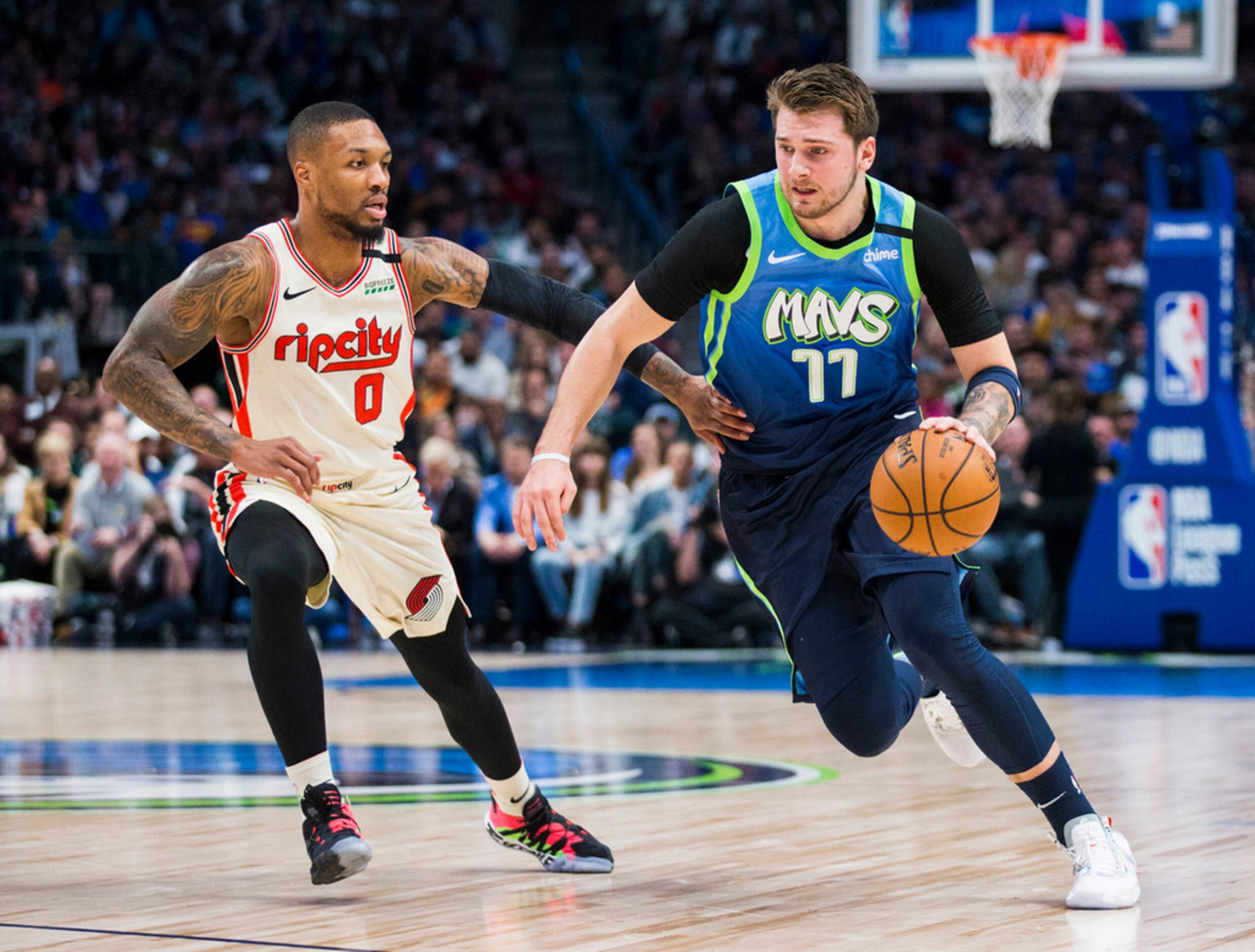 The Dallas Mavericks' Luka Doncic (77) drives against the Portland Trail Blazers' Damian...