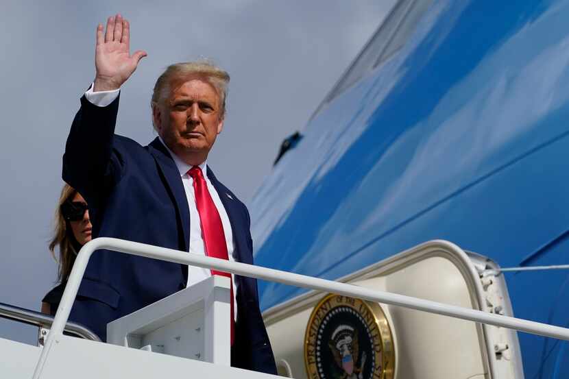 El presidente Donald Trump saluda al abordar el avión presidencial Air Force One el jueves...