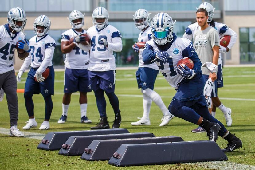 Dallas Cowboys running back Ezekiel Elliott (21) runs a drill during the team's minicamp at...