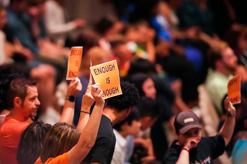 Un grupo de personas sostuvo carteles diciendo "Es suficiente" durante la vigilia en la...