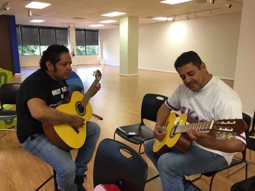 Raul Saldaña,(derecha) le pregunta a su instructor Antonio Salas (izquierda) como sujetar el...