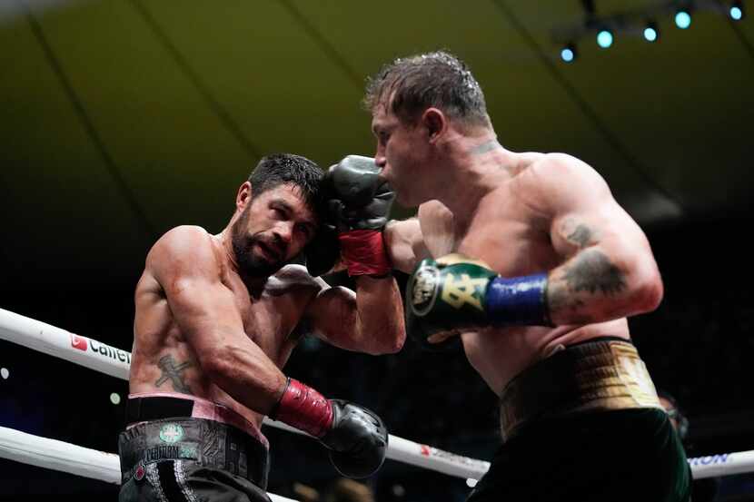 Saúl 'Canelo' Álvarez (derecha)pelea contra John Ryder de Gran Bretaña en un combate de...