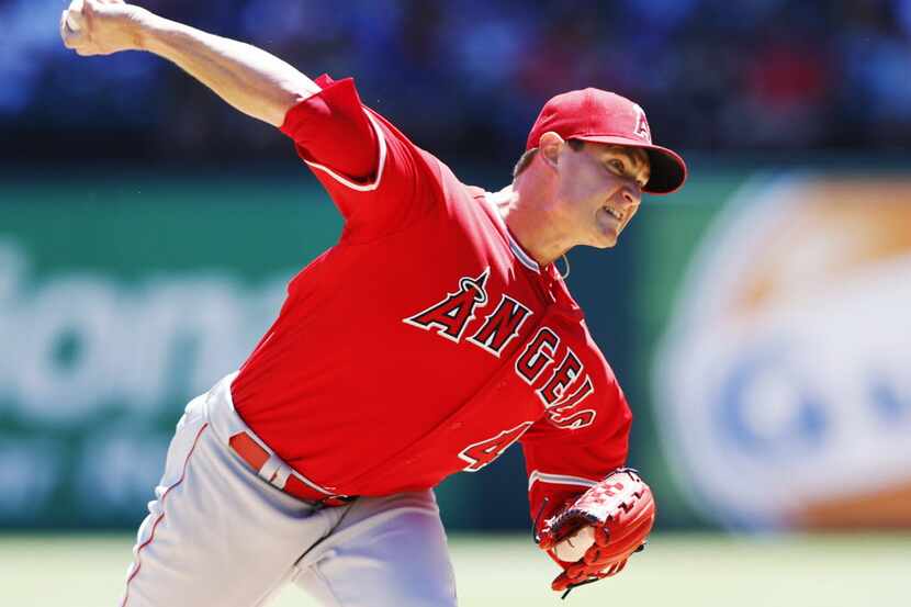 Los Angeles Angels starting pitcher Garrett Richards (43) pitches in a game against the...