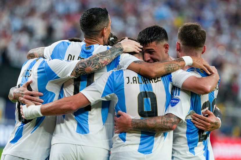 El atacante argentino Julián Álvarez celebra con sus compañeros tras abrir el marcador en la...