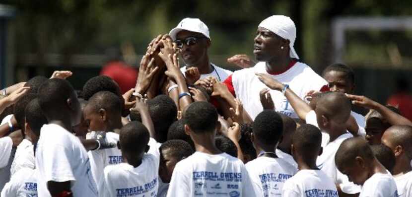 ORG XMIT: *S0426934700* Former Dallas Cowboys receiver Terrell Owens fires up the kids...