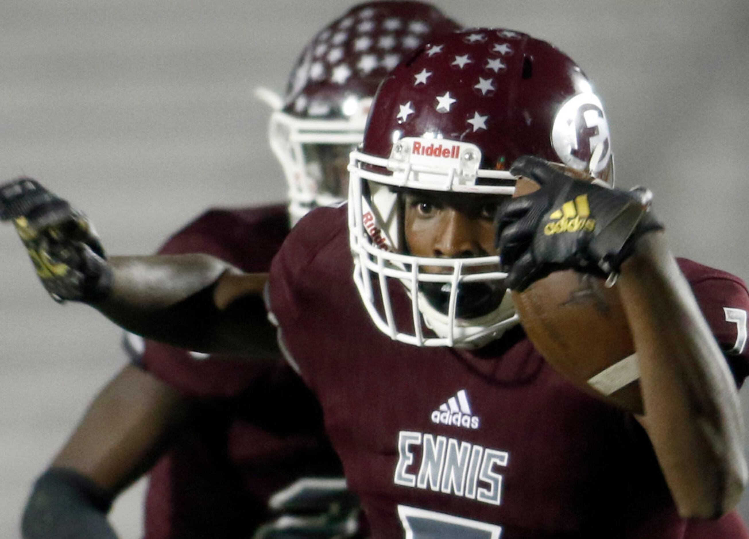 Ennis receiver Laylon Spencer (7) scampers deep into the Royse City secondary after pulling...