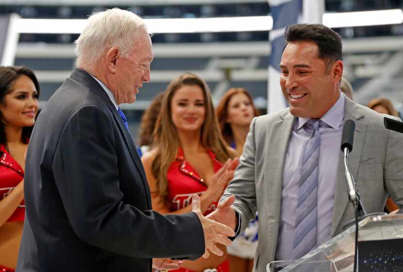 El dueño de los Cowboys Jerry Jones (izq.) y Oscar De La Hoya acordaron utilizar el AT&T...