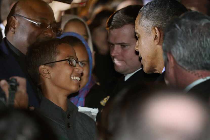 Ahmed Mohamed saluda a Barack Obama durante la Noche de la Astronomía en la Casa Blanca....