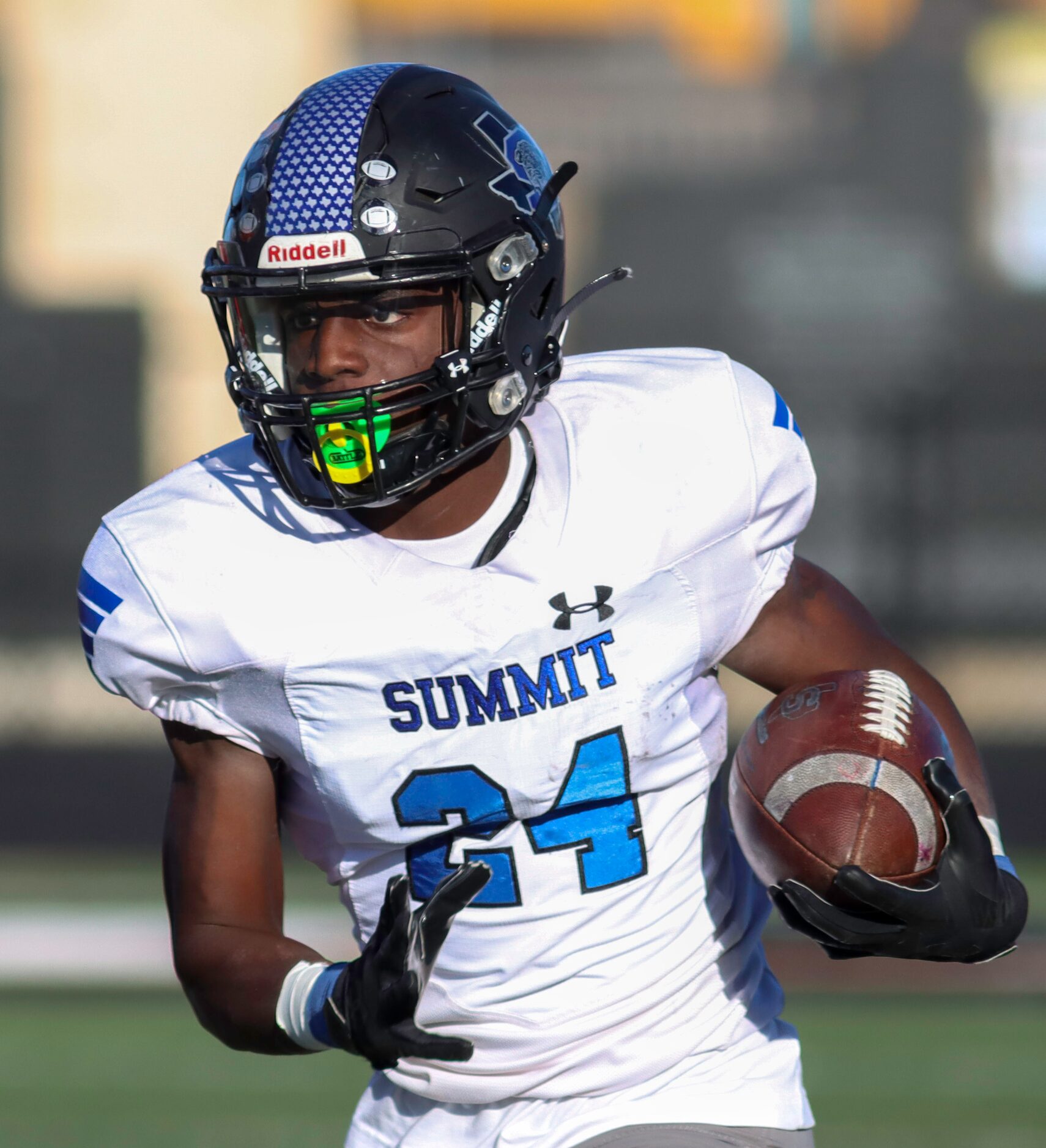 Mansfield Summit’s Keon Hobbs (24) runs the ball during the first half against Colleyville...