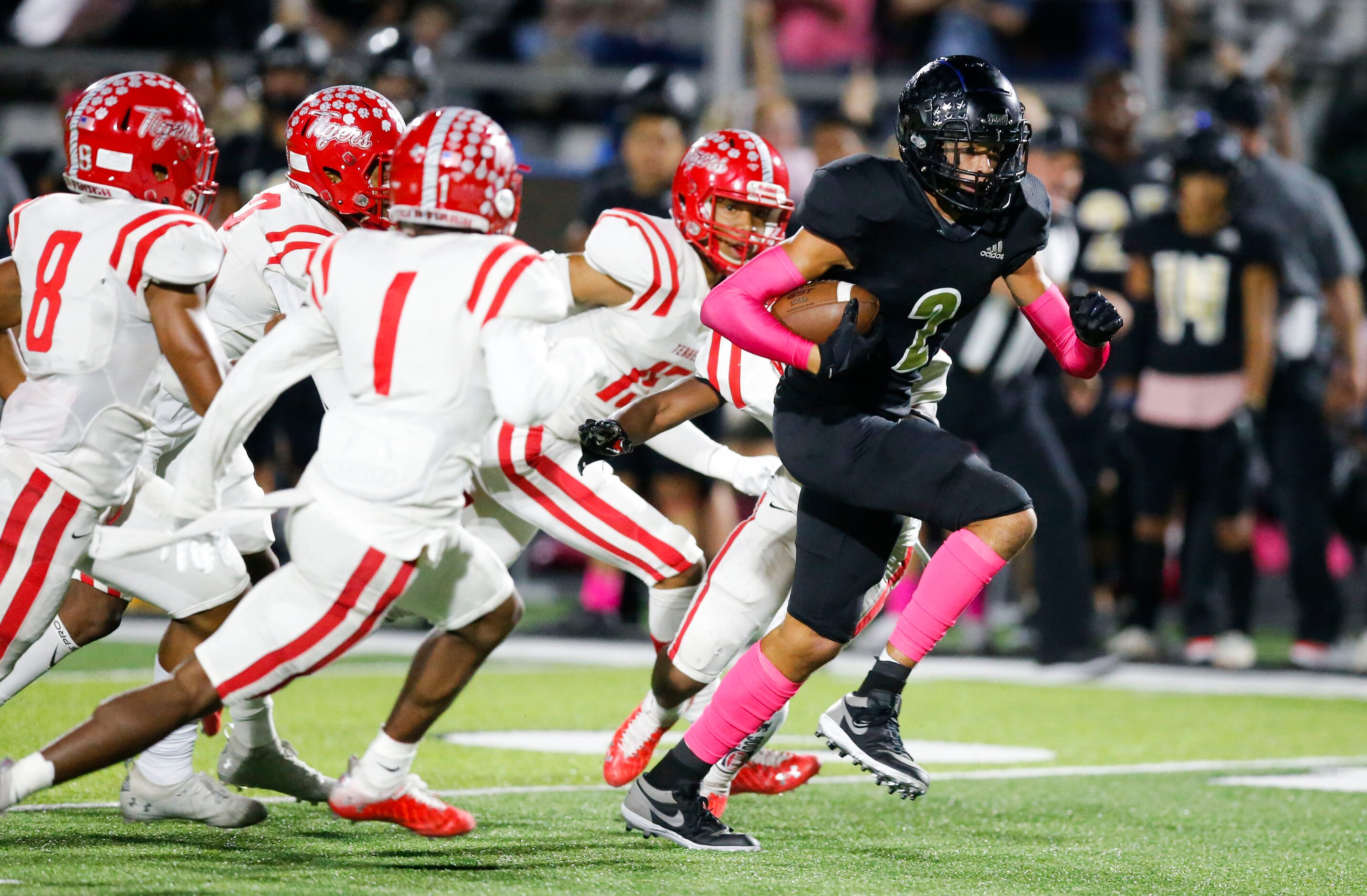 Kaufman senior wide receiver Daylon Dickerson (2) slips past several Terrell defenders...