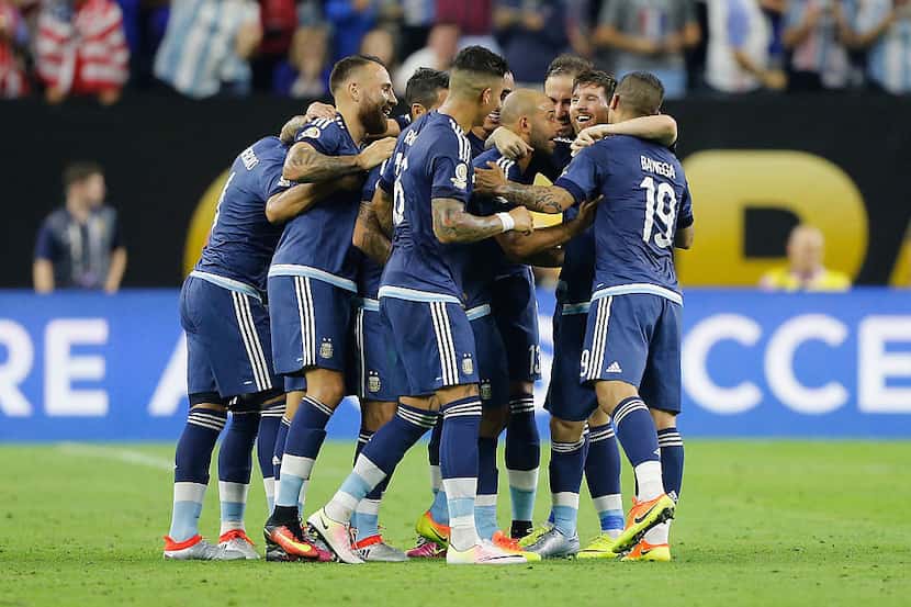 Jugadores de Argentina celebran el gol de tiro libre de Lionel Messi ante Estados Unidos,...
