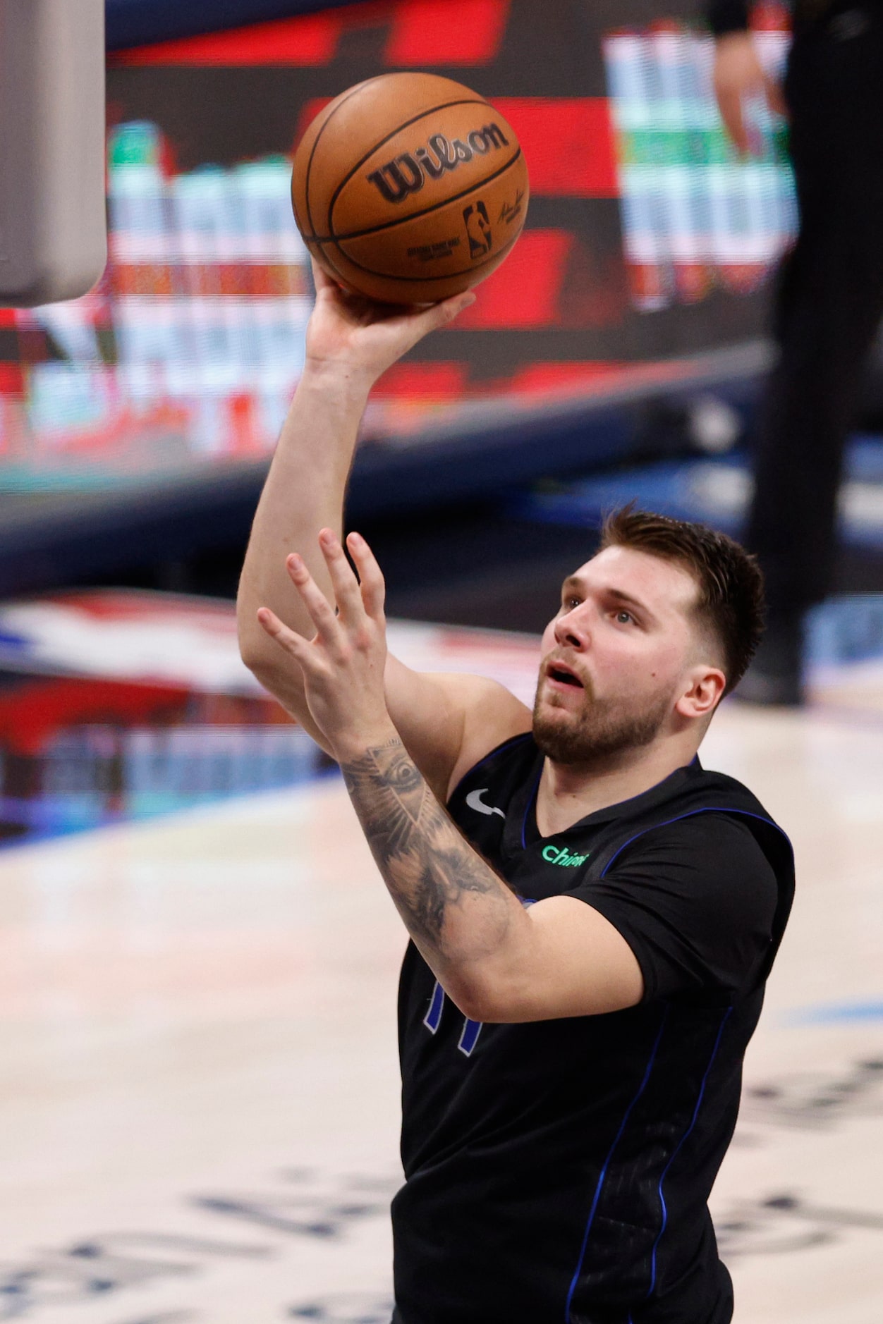 Dallas Mavericks guard Luka Doncic (77) floats a shot towards the basket as LA Clippers...