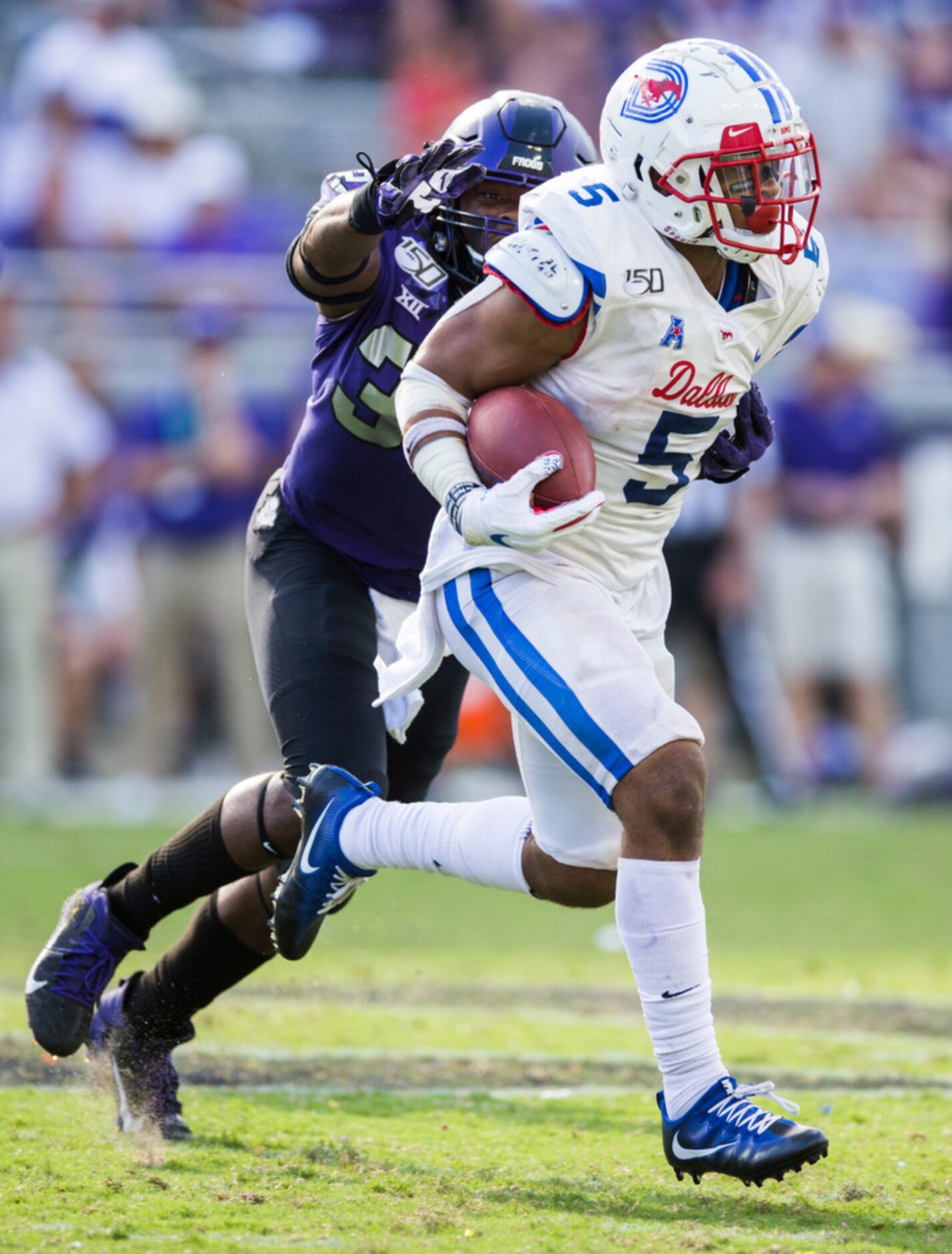 Southern Methodist Mustangs running back Xavier Jones (5) outruns TCU Horned Frogs defensive...