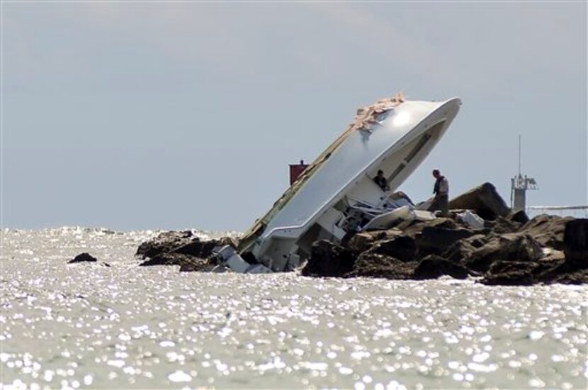 En esta foto de archivo del 25 de septiembre de 2016, investigadores examinan el bote en el...