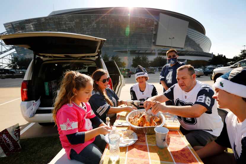 Seguidores de los Cowboys de Dallas disfrutan una comida del Día de Acción de Gracias antes...