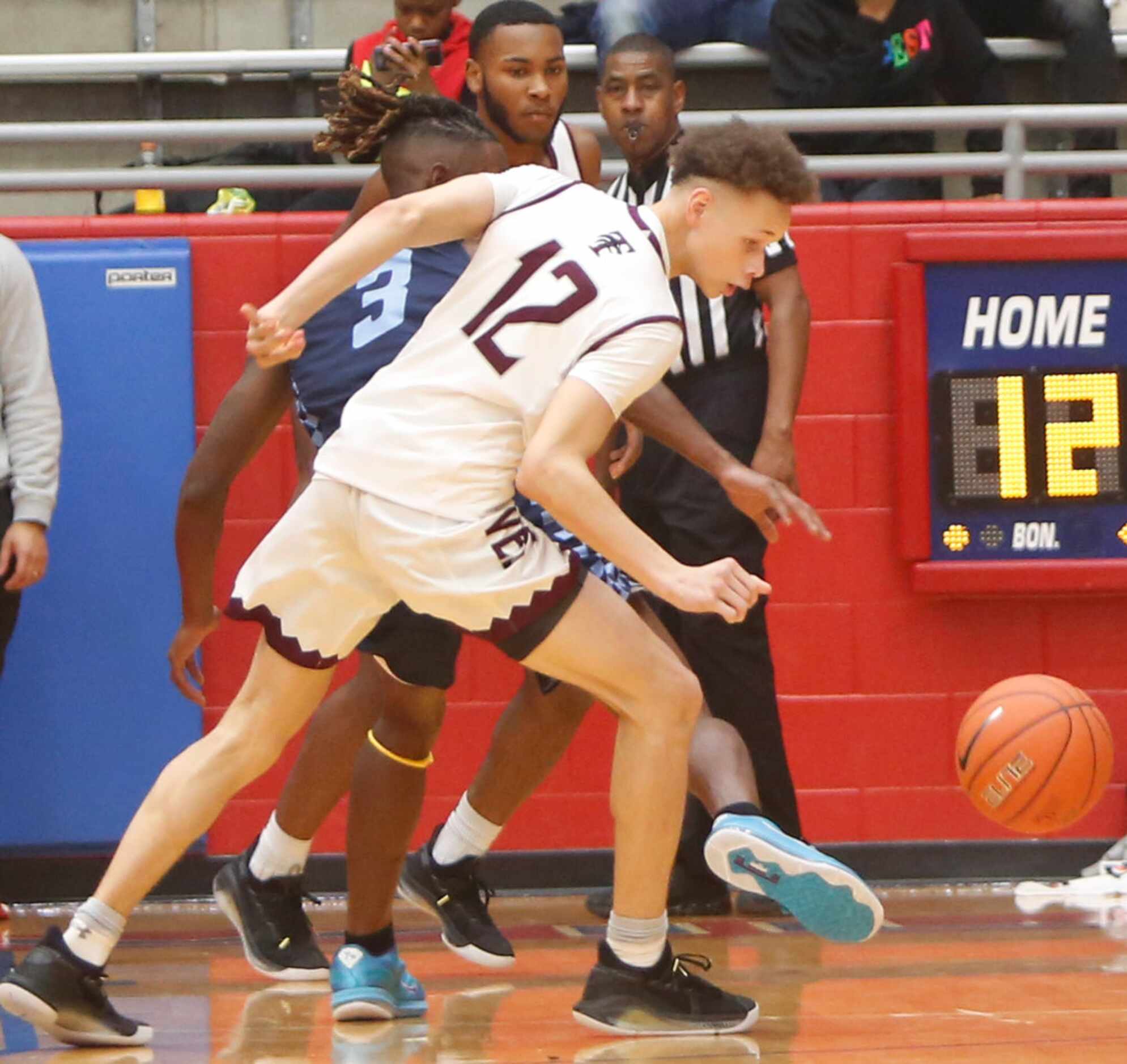 Mansfield Timberview sophomore Chendall Weaver (12) reaches for a loose ball after...
