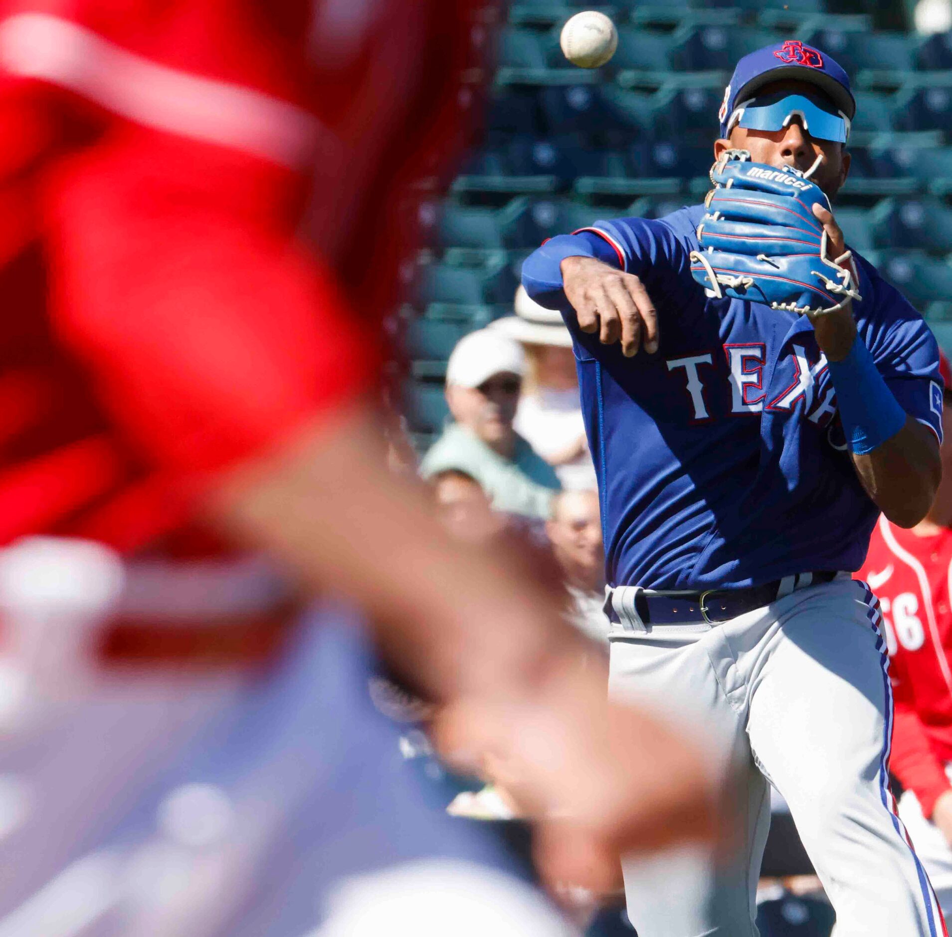 Texas Rangers Ezequiel Duran throws to first baseman Brad Miller to get out Cincinnati Reds...