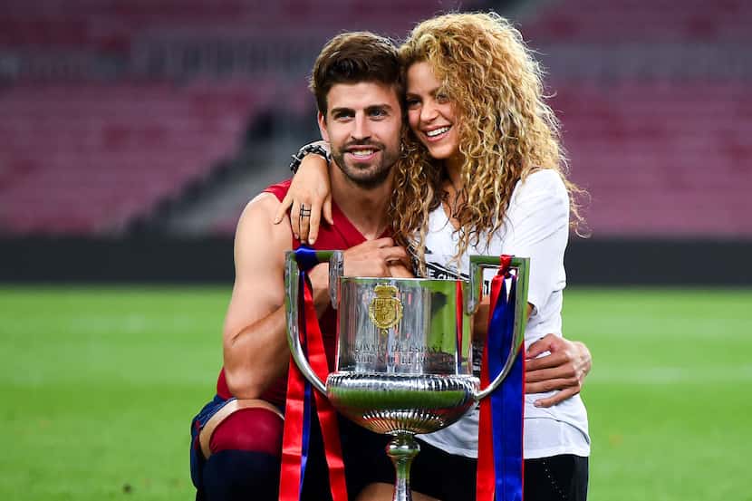Gerard Piqué del FC Barcelona y Shakira posan con el trofeo después de que el Barcelona ganó...