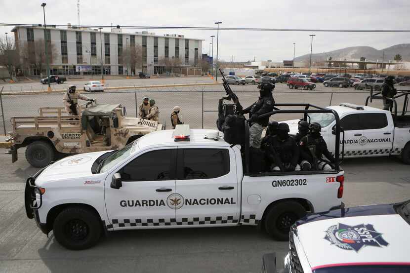 La Guardia Nacional Mexicana hace guardia afuera de una prisión estatal en Ciudad Juárez,...