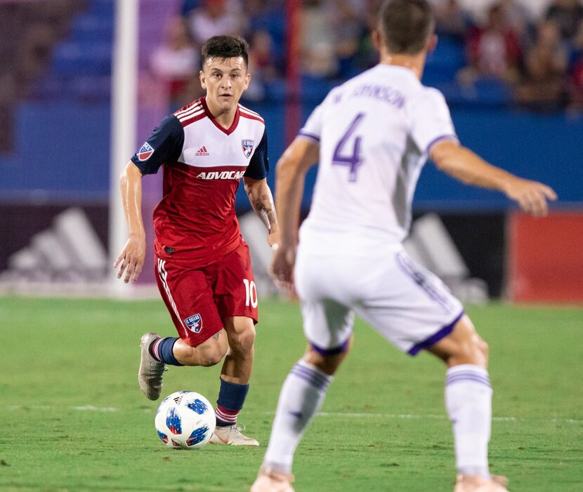 Pablo Aranguiz surveys the defense against Orlando City SC. (10-6-18)