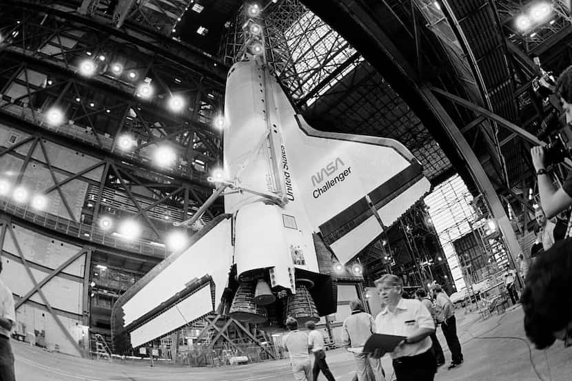 El transbordador espacial Challenger dentro del edificio de ensamblaje, el 10 de abril de...