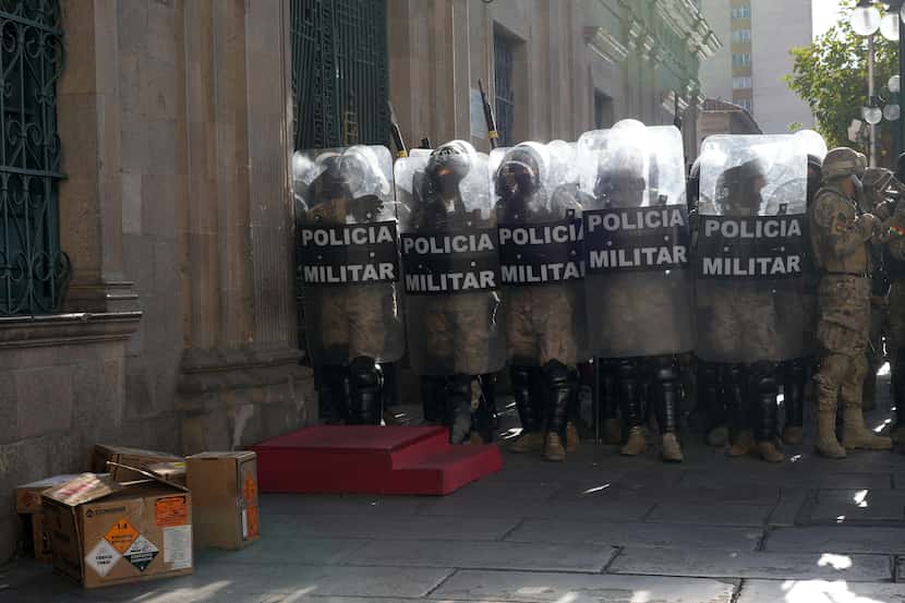 La policía militar se forma frente al palacio de gobierno en la Plaza Murillo en La Paz,...
