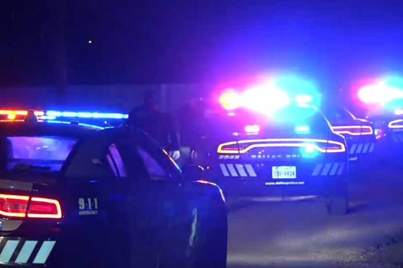 Varias patrullas participaron de una persecución policial la madrugada del viernes en Dallas.