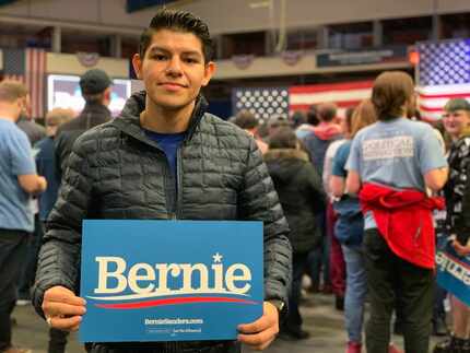 Roberto Hernández, 26, apoya a Bernie Sanders. "Me gusta la energía que trae de tener más...