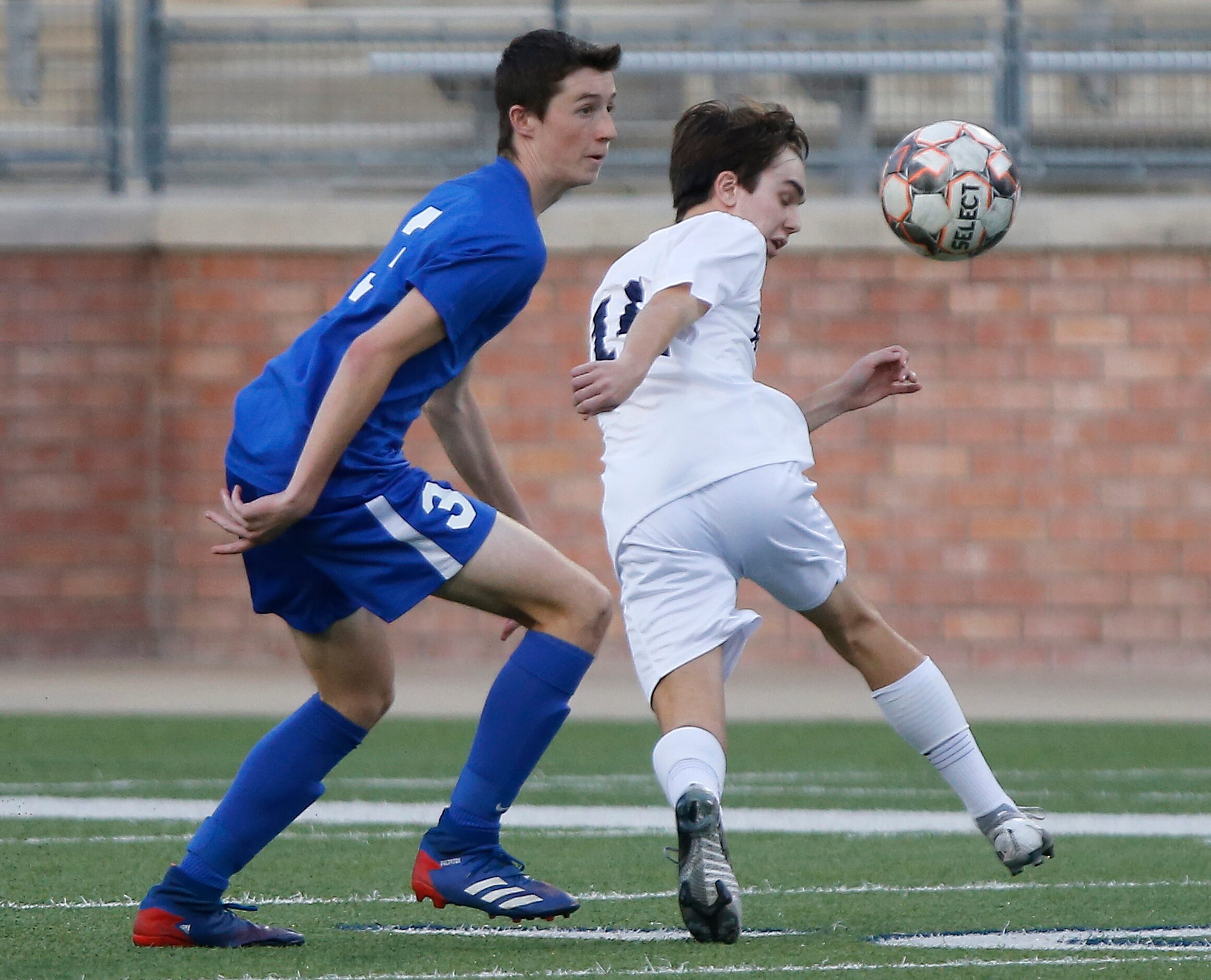 Allen’s Isaiah Sanborn (3) and Keller’s Cason Walborn (14) try to get in positon for the...