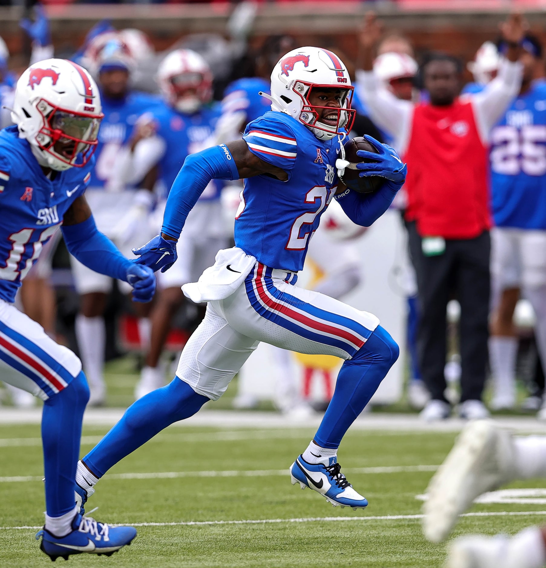 SMU safety Isaiah Nwokobia (23) returns an interception 25 yards for a touchdown against...