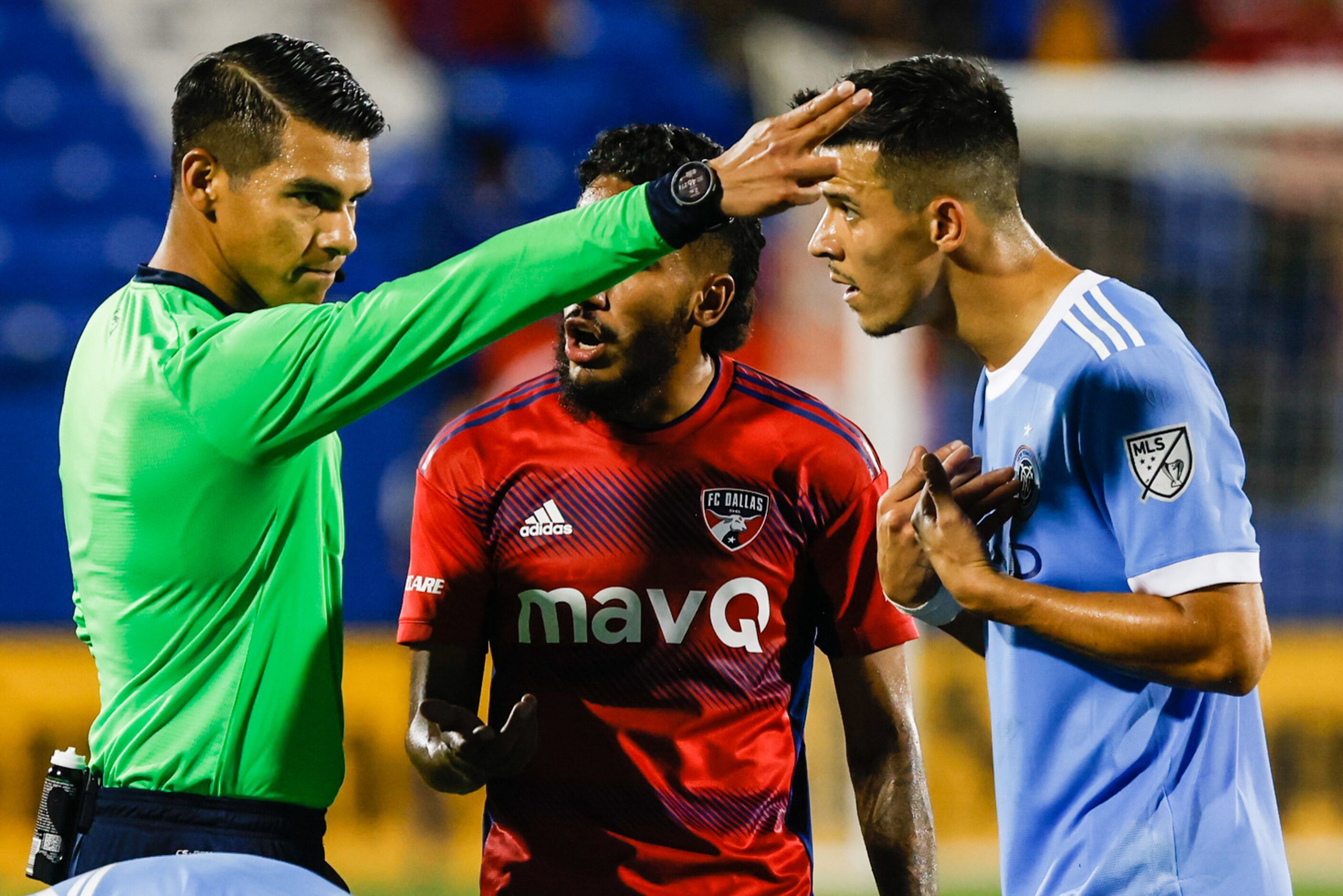 Referee Victor Rivas separates FC Dallas forward Jesús Ferreira (10) and New York City...