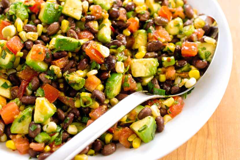 Ensalada de frijol con elote y aguacate (AP/DANIEL J. VAN ACKERE)
