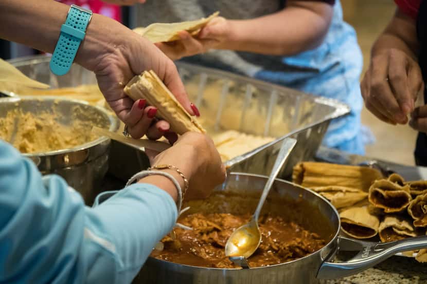 Muchas familias se unen en torno a alguna festividad para hacer tamales, lo que convierte a...