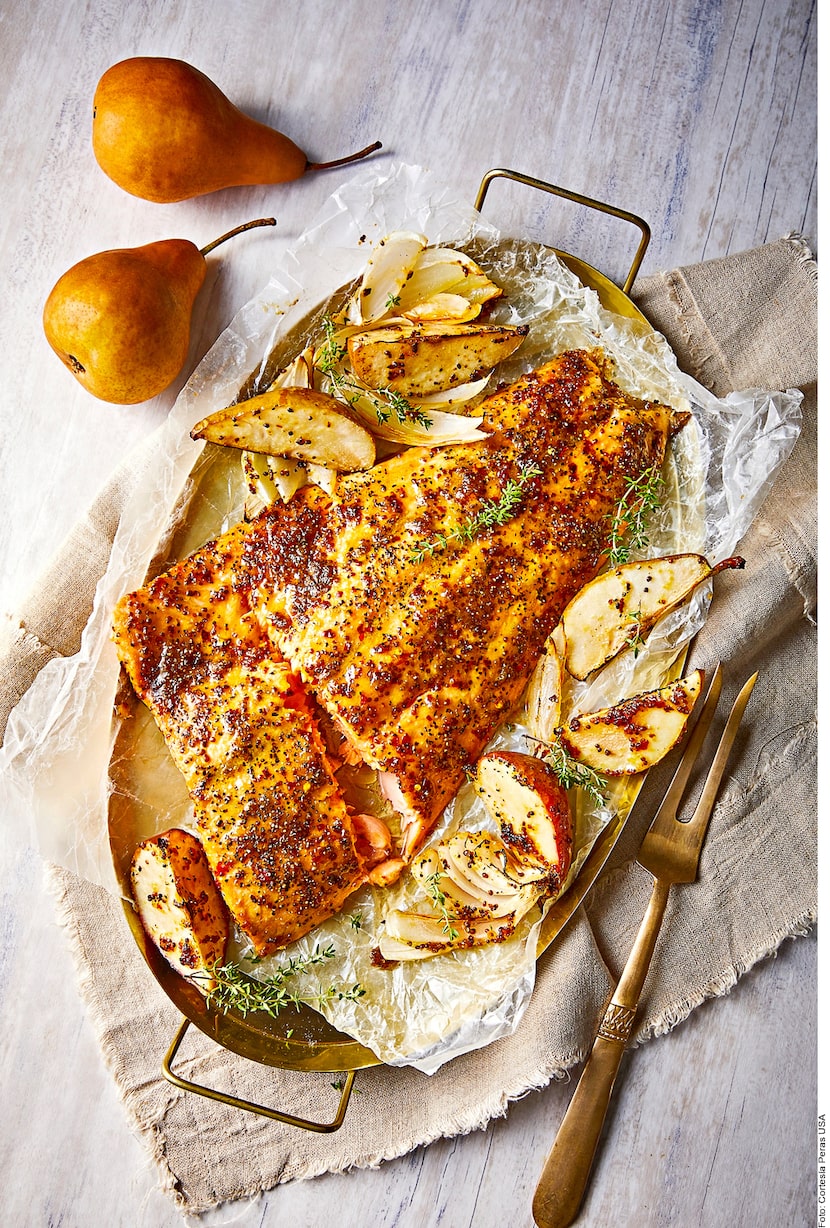 El salmón al horno en cama de pera se elabora al licuar la pera Anjou con la mantequilla....